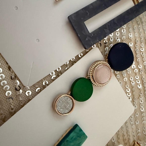 A lot of 18 Hair Clips and Bobbie Pins. - Picture 2 of 4